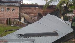 4 Atap Rumah Warga dan 2 Balai Pengajian di Kuta Cot Glie Terbawa Angin Saat Hujan Deras Disertai Angin Kencang, Kamis (20/4/23).