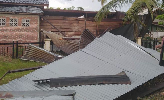 4 Atap Rumah Warga dan 2 Balai Pengajian di Kuta Cot Glie Terbawa Angin Saat Hujan Deras Disertai Angin Kencang, Kamis (20/4/23).
