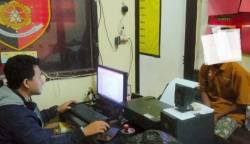 HE (23), pria asal Aceh Tenggara yang berprofesi buruh bangunan ditangkap Unit Resintel Polsek Jaya Baru, Polresta Banda Aceh akibat menggasak barang berharga milik tetangga