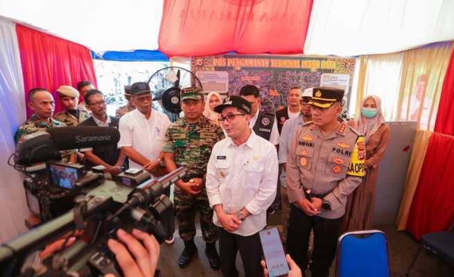Pj Wali Kota Banda Aceh Bakri Siddiq di sela-sela pemantauan Posko Pelayanan Terpadu di Terminal Lueng Bata