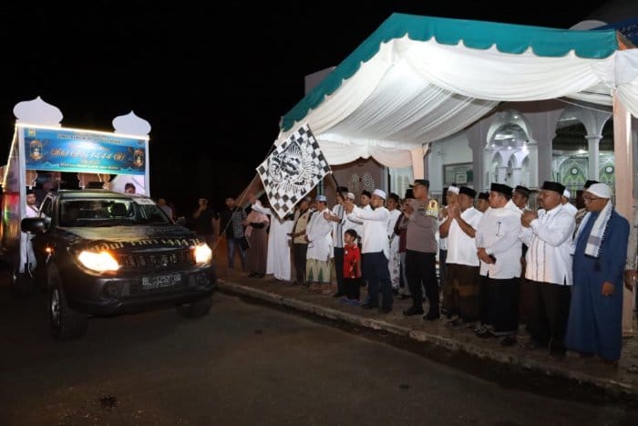 Pj Bupati Aceh Besar Muhammad Iswanto bersama Forkopimda dan Kepala OPD melepas pawai takbir keliling di halaman Masjid Al Munawwarah Kota Jantho Jum'at malam (21/4) | INFOACEH.net Pj Bupati Aceh Besar Muhammad Iswanto bersama Forkopimda dan Kepala OPD melepas pawai takbir keliling di halaman Masjid Al Munawwarah Kota Jantho Jum'at malam (21/4)