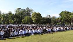 Warga melaksanakan shalat Ied di pelataran Masjid Agung Al Munawwarah di Kota Jantho, Sabtu (22/4)