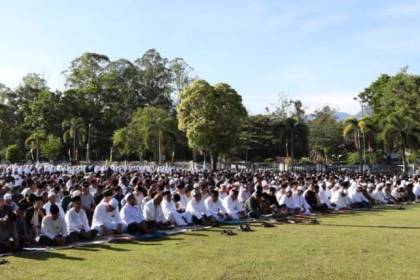 Warga melaksanakan shalat Ied di pelataran Masjid Agung Al Munawwarah di Kota Jantho, Sabtu (22/4)