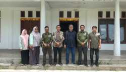 Direktorat Jenderal Budaya (Ditjenbud) Pembinaan Tenaga dan Lembaga Kebudayaan saat meninjau gedung meuseuraya, sebagai calon museum budaya Aceh Besar di Jantho, Kamis (27/4)