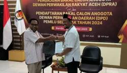 Fadhil Rahmi saat mendaftar ke KIP Aceh, Senin (1/5)