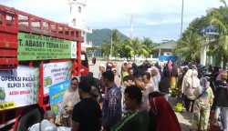 Masyarakat Peukan Bada menyerbu mobil yang membawa tabung gas elpiji 3 kg pada operasi pasar di halaman Masjid Teungku Chik Mahraja Gurah, Kecamatan Peukan Bada, Senin (1/5)