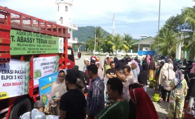 Masyarakat Peukan Bada menyerbu mobil yang membawa tabung gas elpiji 3 kg pada operasi pasar di halaman Masjid Teungku Chik Mahraja Gurah, Kecamatan Peukan Bada, Senin (1/5)