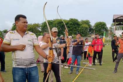 Pembukaan kejuaraan panahan terbuka Aceh atau Aceh Open di lapangan Stadion Mini Profesor Dr Ali Basyah Amin MA, Darussalam, Banda Aceh, Sabtu (29/4/2023)