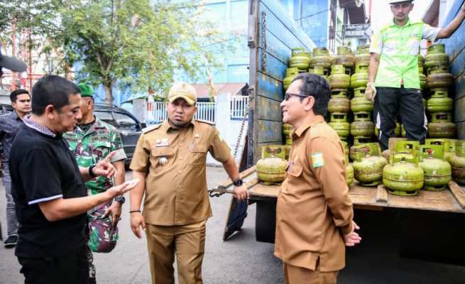 Pj Bupati Aceh Besar Muhammad Iswanto didampingi Kepala Dinas Koperasi dan UMKM Aceh Besar Darmansyah memantau operasi pasar murah Gas Elpiji 3 Kg, di halaman Meunasah, Lambaro, Kecamatan Ingin Jaya, Selasa (2/5)