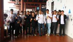 Staf Badan Penghubung Pemerintah Aceh bersama 18 Mahasiswa yang dipulangkan ke Aceh melalui Bandara Soekarno Hatta, Tangerang, Banten, Selasa (2/5)