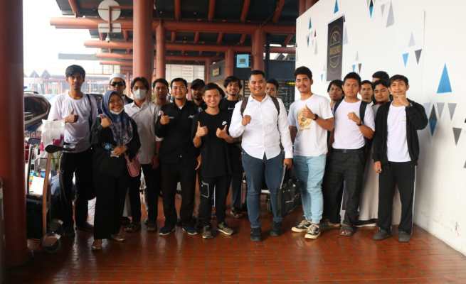 Staf Badan Penghubung Pemerintah Aceh bersama 18 Mahasiswa yang dipulangkan ke Aceh melalui Bandara Soekarno Hatta, Tangerang, Banten, Selasa (2/5)