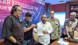 Ketua PWI Aceh Nasir Nurdin saat menyerahkan dokumen pendaftaran calon tuan rumah Porwanas 2025 kepada Ketua Umum PWI Pusat Atal S. Depari di Kantor PWI Pusat, Lantai IV Gedung Dewan Pers, Jakarta Pusat, Jum'at sore (6/1/2023)
