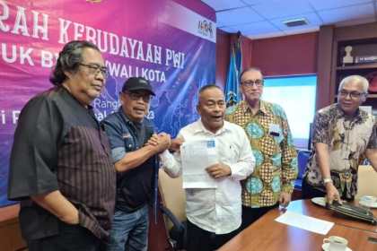 Ketua PWI Aceh Nasir Nurdin saat menyerahkan dokumen pendaftaran calon tuan rumah Porwanas 2025 kepada Ketua Umum PWI Pusat Atal S. Depari di Kantor PWI Pusat, Lantai IV Gedung Dewan Pers, Jakarta Pusat, Jum'at sore (6/1/2023)