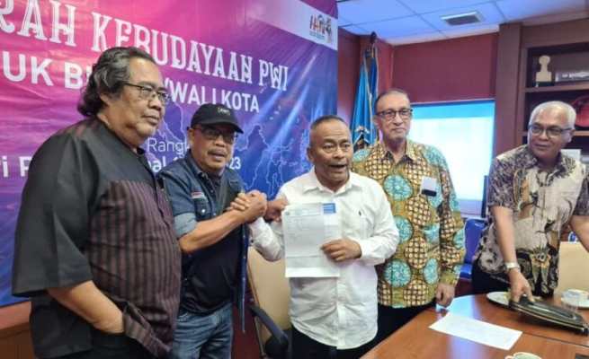Ketua PWI Aceh Nasir Nurdin saat menyerahkan dokumen pendaftaran calon tuan rumah Porwanas 2025 kepada Ketua Umum PWI Pusat Atal S. Depari di Kantor PWI Pusat, Lantai IV Gedung Dewan Pers, Jakarta Pusat, Jum'at sore (6/1/2023)