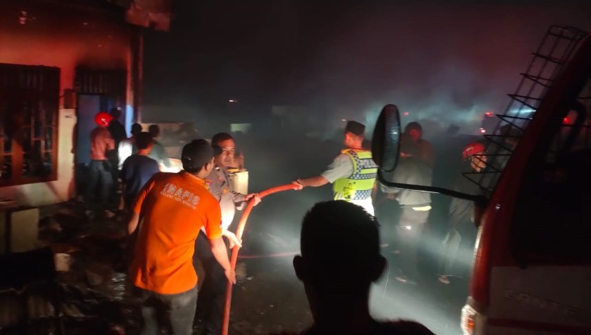 Sebanyak 38 unit rumah warga hangus terbakar di Dusun Pengkala, Pasar Lama Kota Blangkejeren Kabupaten Gayo Lues pukul 20.15 WIB, Selasa malam (2/5/2023) | INFOACEH.net Sebanyak 38 unit rumah warga hangus terbakar di Dusun Pengkala, Pasar Lama Kota Blangkejeren Kabupaten Gayo Lues pukul 20.15 WIB, Selasa malam (2/5/2023)