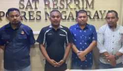 WD (27), penyebar video hoax korban begal di Gunung Trans, Nagan Raya meminta maaf didampingi Kasat Reskrim Polres Nagan Raya, AKP Machfud di Mapolres setempat, Rabu sore (3/5)