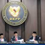 Sidang pembacaan putusan pemberhentian tetap Ketua dan Anggota KIP Nagan Raya, pada Jum'at sore (5/5/2023)
