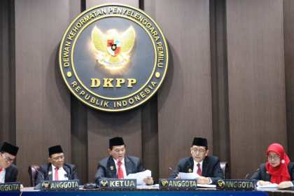 Sidang pembacaan putusan pemberhentian tetap Ketua dan Anggota KIP Nagan Raya, pada Jum'at sore (5/5/2023)
