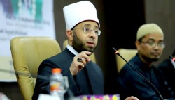Prodi Ilmu Al-qur’an dan Tafsir UIN Ar-Raniry menggelar seminar internasional menghadirkan ulama besar dari Universitas Al-Azhar Cairo Mesir Prof Dr Usamah Sayyid Al-Azhari