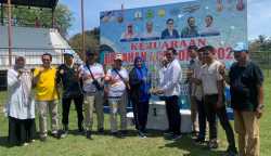 Koordinator Aceh Open dari Dispora Aceh Safrita menyerahkan piala tetap dari Pemerintah Aceh kepada juara umum UKM USK yang diterima Direktur Direktorat Prestasi dan Kewirausahaan USK Dr Ir Rahmat Fadhil di Lapangan Stadion Mini, Prof Ali Basyah Amin, Darussalam Banda Aceh, Jum'at (5/5/2023)