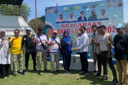 Koordinator Aceh Open dari Dispora Aceh Safrita menyerahkan piala tetap dari Pemerintah Aceh kepada juara umum UKM USK yang diterima Direktur Direktorat Prestasi dan Kewirausahaan USK Dr Ir Rahmat Fadhil di Lapangan Stadion Mini, Prof Ali Basyah Amin, Darussalam Banda Aceh, Jum'at (5/5/2023)