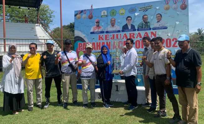 Koordinator Aceh Open dari Dispora Aceh Safrita menyerahkan piala tetap dari Pemerintah Aceh kepada juara umum UKM USK yang diterima Direktur Direktorat Prestasi dan Kewirausahaan USK Dr Ir Rahmat Fadhil di Lapangan Stadion Mini, Prof Ali Basyah Amin, Darussalam Banda Aceh, Jum'at (5/5/2023)