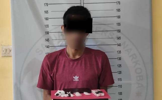 Tim Opsnal Satresnarkoba Polres Pidie bersama personel Polsek Delima menangkap seorang wiraswasta berinisial NZ (40), karena menyimpan dua paket sabu