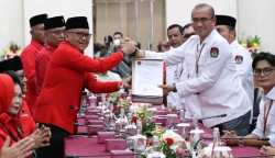 Sekjen PDIP Hasto Kristiyanto mendaftarkan bakal caleg DPR RI di Kantor KPU RI, Jakarta, Kamis (11/5)