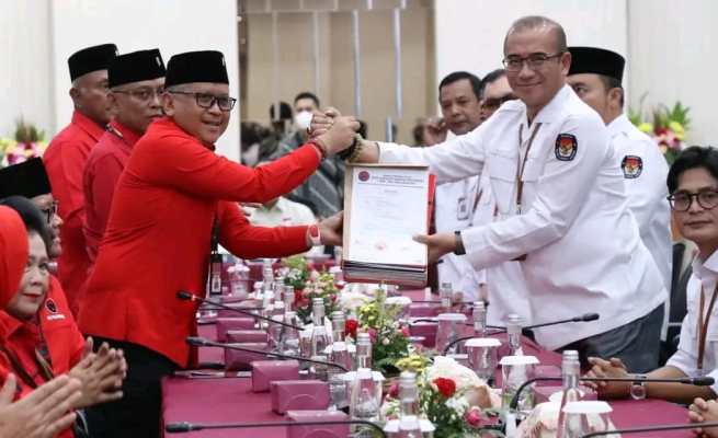 Sekjen PDIP Hasto Kristiyanto mendaftarkan bakal caleg DPR RI di Kantor KPU RI, Jakarta, Kamis (11/5)