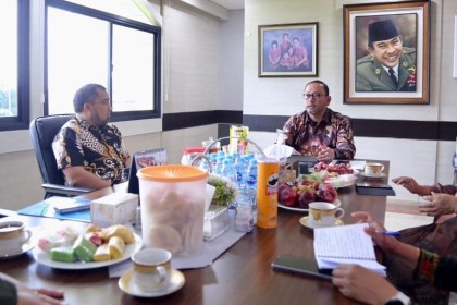 Pj Bupati Aceh Besar Muhammad Iswanto didampingi Kadis Sosial Aceh Besar Bahrul Jamil dan Kepala Bappeda Rahmawati diterima oleh Dirjen Linjamsos, Robben Rico, di ruang kerjanya, Kemnsos RI, Jakarta, Jum'at (12/5)
