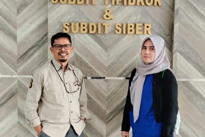Pengacara Nourman Hidayat SH saat melaporkan Polsek Ulee Kareng ke Polda Aceh
