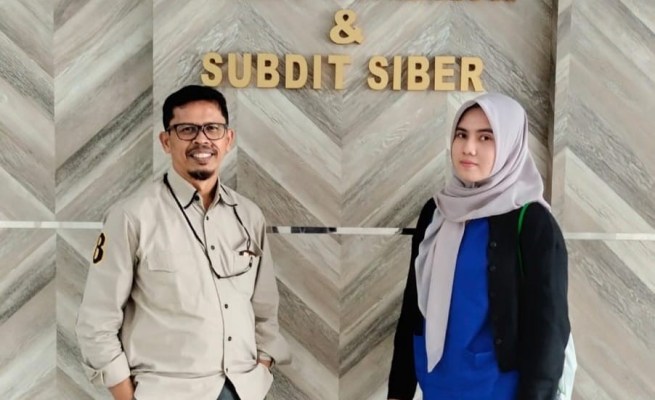 Pengacara Nourman Hidayat SH saat melaporkan Polsek Ulee Kareng ke Polda Aceh