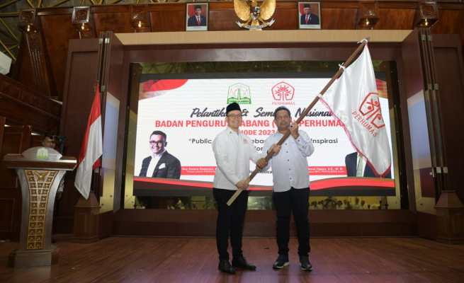 Ketua Umum BPP Perhumas Indonesia Boy Kelana Soebroto melantik Amal Hasan sebagai Ketua BPC Perhumas Aceh dan pengurus lainnya di Anjong Mon Mata Komplek Meuligoe Gubernur Aceh, Banda Aceh, Sabtu (13/5)