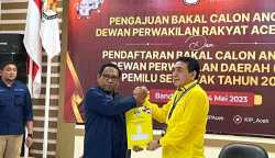 Ketua DPD I Partai Golkar Aceh Teuku Muhammad Nurlif bersama para pengurus dan Bacaleg mendaftarkan 81 Bacaleg DPRA ke KIP Aceh, Sabtu (13/5)