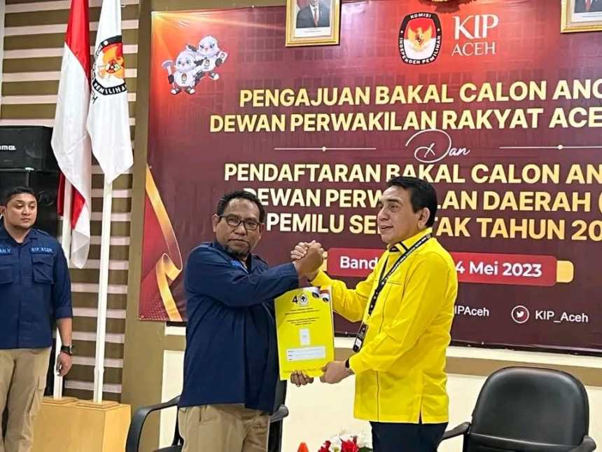 Ketua DPD I Partai Golkar Aceh Teuku Muhammad Nurlif bersama para pengurus dan Bacaleg mendaftarkan 81 Bacaleg DPRA ke KIP Aceh, Sabtu (13/5) | INFOACEH.net Ketua DPD I Partai Golkar Aceh Teuku Muhammad Nurlif bersama para pengurus dan Bacaleg mendaftarkan 81 Bacaleg DPRA ke KIP Aceh, Sabtu (13/5)