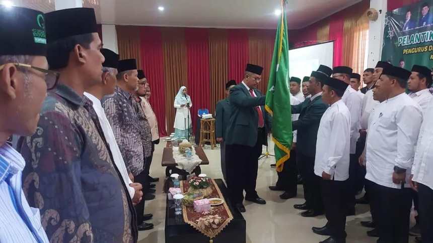 Ketua PW Al Jam'iatul Washliyah Aceh Dr Ridwan Nurdin MCL melantik kepengurusan PD Al Washliyah Aceh Besar Sabtu, 13 Mei 2023 di gedung Dekranasda, Gampong Gani, Aceh Besar | INFOACEH.net Ketua PW Al Jam'iatul Washliyah Aceh Dr Ridwan Nurdin MCL melantik kepengurusan PD Al Washliyah Aceh Besar Sabtu, 13 Mei 2023 di gedung Dekranasda, Gampong Gani, Aceh Besar