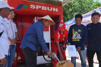 GM Pertamina Patra Niaga Regional Sumbagut Freddy Anwar mengisi Solar ke dalam jerigen nelayan saat perrsmian SPBUN Mon Ikeun, Lhoknga, Aceh Besar, Ahad (14/5)