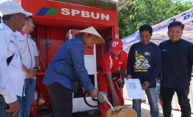 GM Pertamina Patra Niaga Regional Sumbagut Freddy Anwar mengisi Solar ke dalam jerigen nelayan saat perrsmian SPBUN Mon Ikeun, Lhoknga, Aceh Besar, Ahad (14/5)