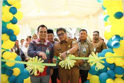 Pj Bupati Pidie Wahyudi Adisiswanto dan Dirut Bank Aceh Syariah Muhammad Syah memotong pita saat meresmikan Kantor Cabang Pembantu Simpang Tiga, Pidie, Senin (15/5)