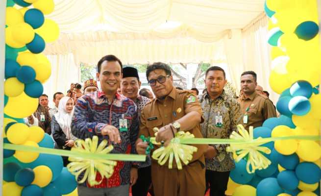 Pj Bupati Pidie Wahyudi Adisiswanto dan Dirut Bank Aceh Syariah Muhammad Syah memotong pita saat meresmikan Kantor Cabang Pembantu Simpang Tiga, Pidie, Senin (15/5)