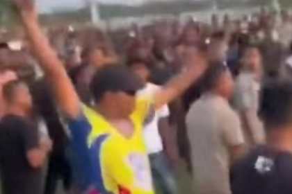 Bripka AR saat melepaskan tembakan ke udara (Foto Tangkapan Layar)