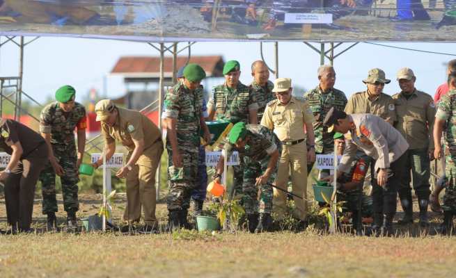 Pangdam IM Mayjen TNI Novi Helmy Prasetya mengikuti secara virtual acara Puncak Penanaman Mangrove Nasional secara serentak jajaran TNI di seluruh Indonesia di Desa Gampong Baro, Kecamatan Mesjid Raya, Aceh Besar, Senin sore (15/5)