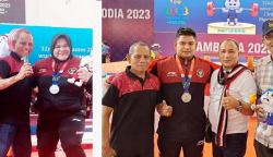 Foto bersama atlet angkat besi Aceh M Zul Ilmi dan Nurul Akmal dengan Ketua Umum KONI Aceh Kamaruddin Abubakar dan Wakil Ketua T Rayuan Sukma usai pengalungan medali di Taekwondo Hall, Olympic Complex, Phnom Penh, Kamboja, Selasa (16/5)