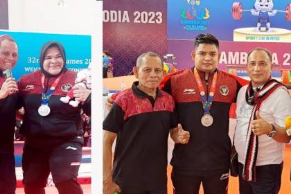 Foto bersama atlet angkat besi Aceh M Zul Ilmi dan Nurul Akmal dengan Ketua Umum KONI Aceh Kamaruddin Abubakar dan Wakil Ketua T Rayuan Sukma usai pengalungan medali di Taekwondo Hall, Olympic Complex, Phnom Penh, Kamboja, Selasa (16/5)