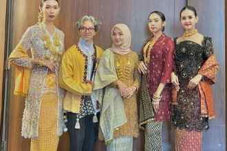 Pj Ketua Dekranasda Aceh Ayu Candra Febiola Nazuar bersama para desainer saat mengenakan busana kebaya yang dipadukan songket khas Aceh Besar pada acara fashion show HUT ke-43 Dekranas di Hotel Santika Dyandra Kota Medan, Selasa (16/5)
