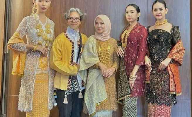 Pj Ketua Dekranasda Aceh Ayu Candra Febiola Nazuar bersama para desainer saat mengenakan busana kebaya yang dipadukan songket khas Aceh Besar pada acara fashion show HUT ke-43 Dekranas di Hotel Santika Dyandra Kota Medan, Selasa (16/5)