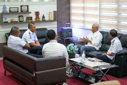 GM Garuda Indonesia Banda Aceh Nano Setiawan saat bertemu Kadis Perhubungan Aceh Teuku Faisal Senin (15/5)