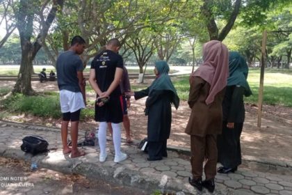 Satpol PP-WH Kota Banda Aceh mulai menegur dan mengambil tindakan tegas terhadap kaum laki-laki yang masih masih memakai celana pendek di tempat umum