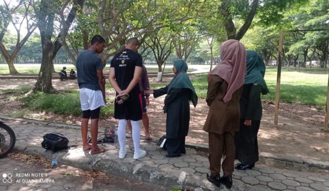 Satpol PP-WH Kota Banda Aceh mulai menegur dan mengambil tindakan tegas terhadap kaum laki-laki yang masih masih memakai celana pendek di tempat umum