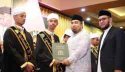Pj Bupati Aceh Besar Muhammad Iswanto menyerahkan ijazah kepada wisudawan Syahadah Tahfizh Al Quran 30 Juz, Ma'had Daarut Tahfizh Al Ikhlas, di Hotel Amel Convention Hall Banda Aceh, Sabtu (20/5)